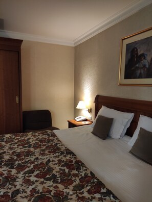 Minibar, pengeskab på værelset, skrivebord, lydisolering