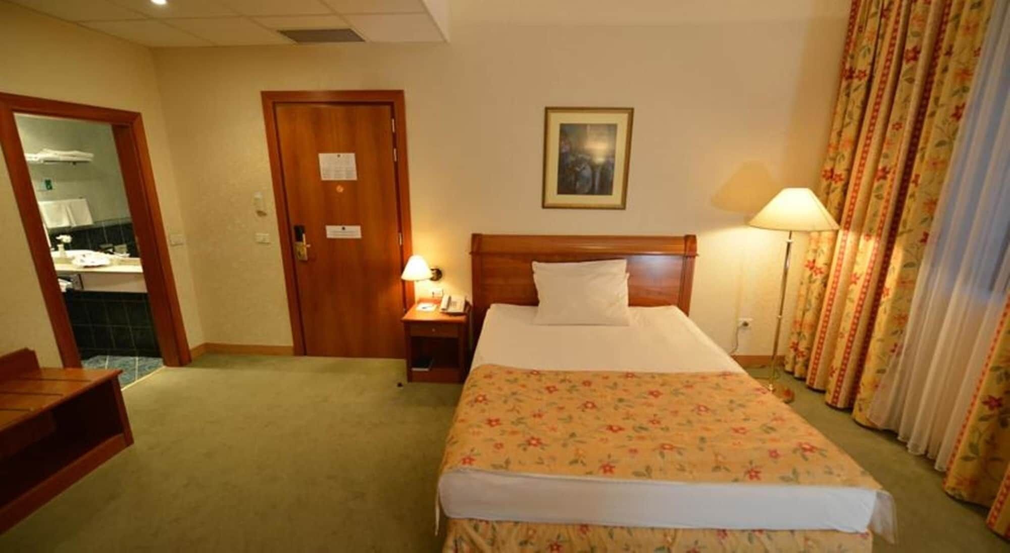 Minibar, in-room safe, desk, soundproofing