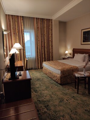 Minibar, pengeskab på værelset, skrivebord, lydisolering