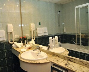Amenidades de baño ecológicas, secadora de cabello, toallas, jabón 