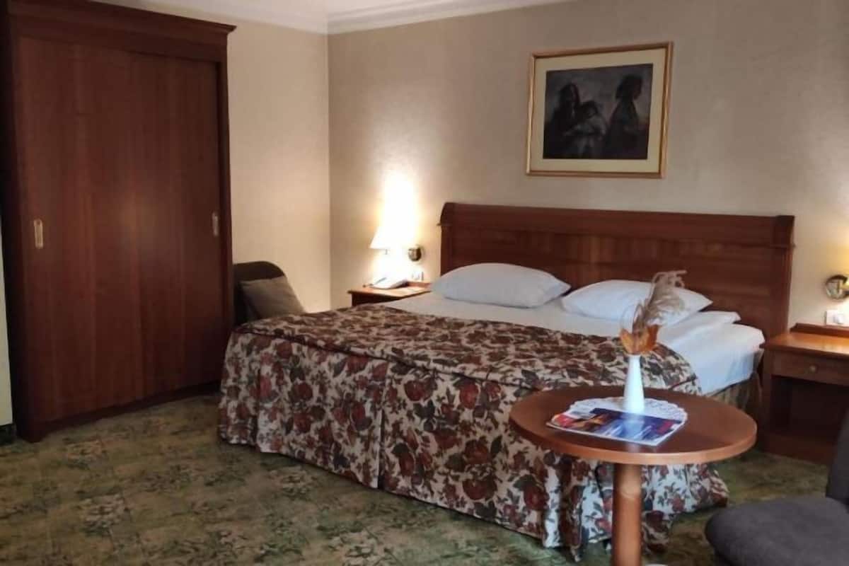 Minibar, in-room safe, desk, soundproofing