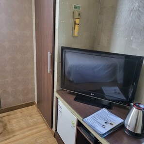 Standard Double Room | 1 bedroom, minibar, iron/ironing board