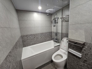 Secadora de cabello, batas, bidet, toallas