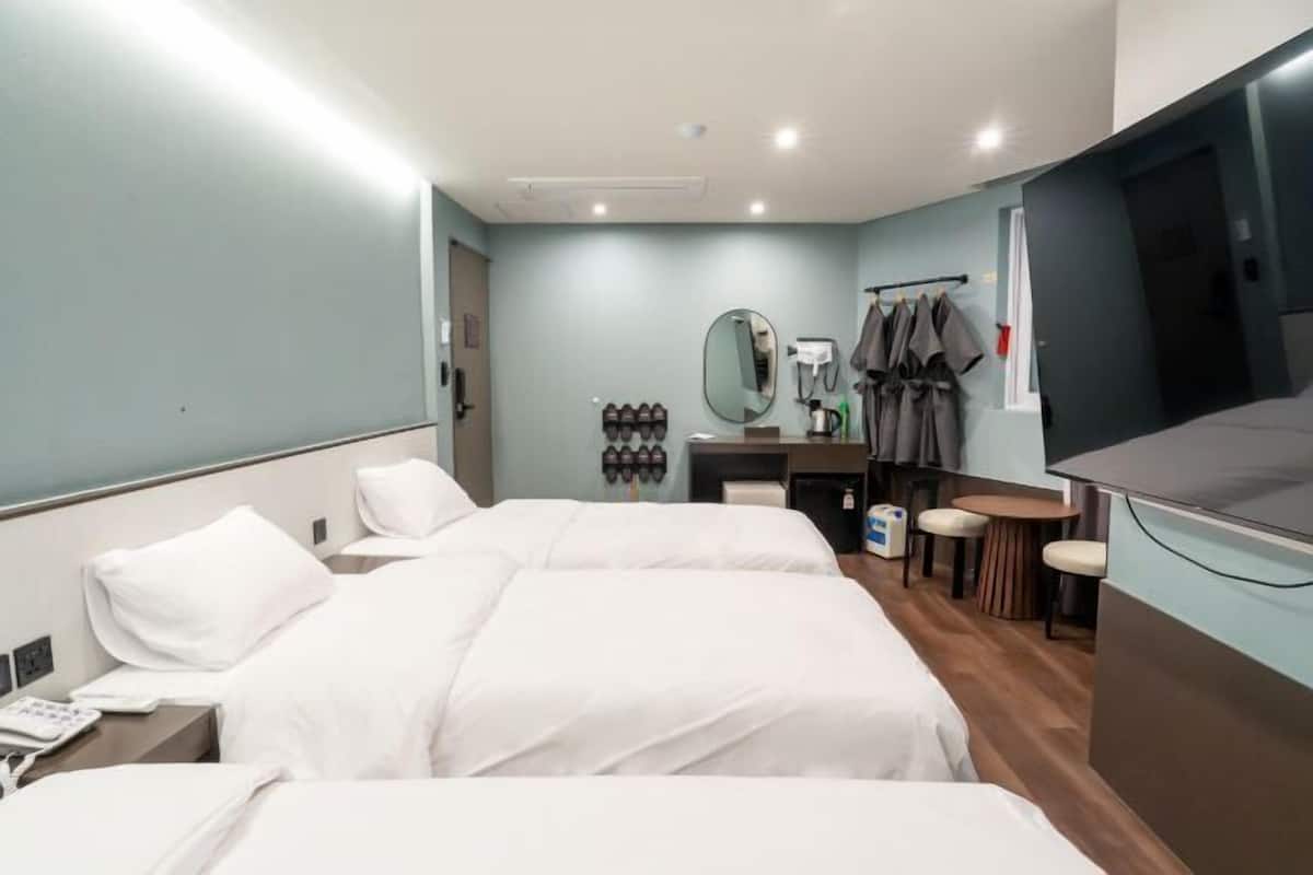Edredón, minibar y ropa de cama