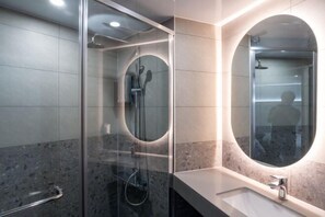 Down duvets, minibar, bed sheets - Dongdaemun Hotel (Seoul)