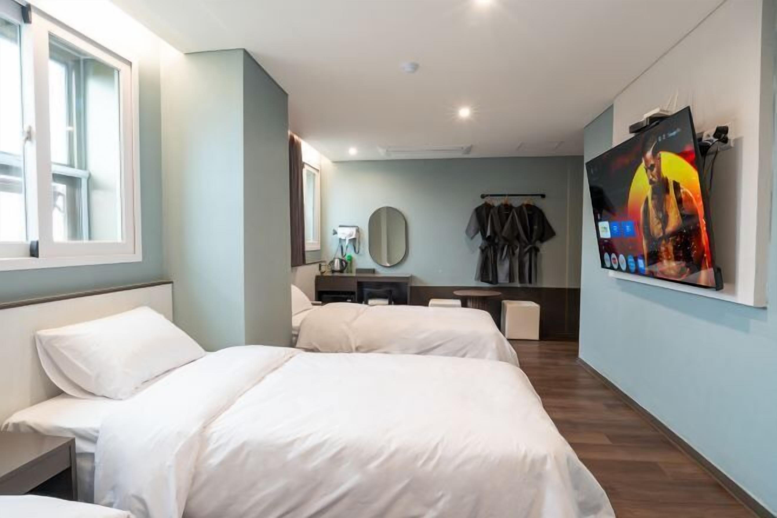 Down duvets, minibar, bed sheets