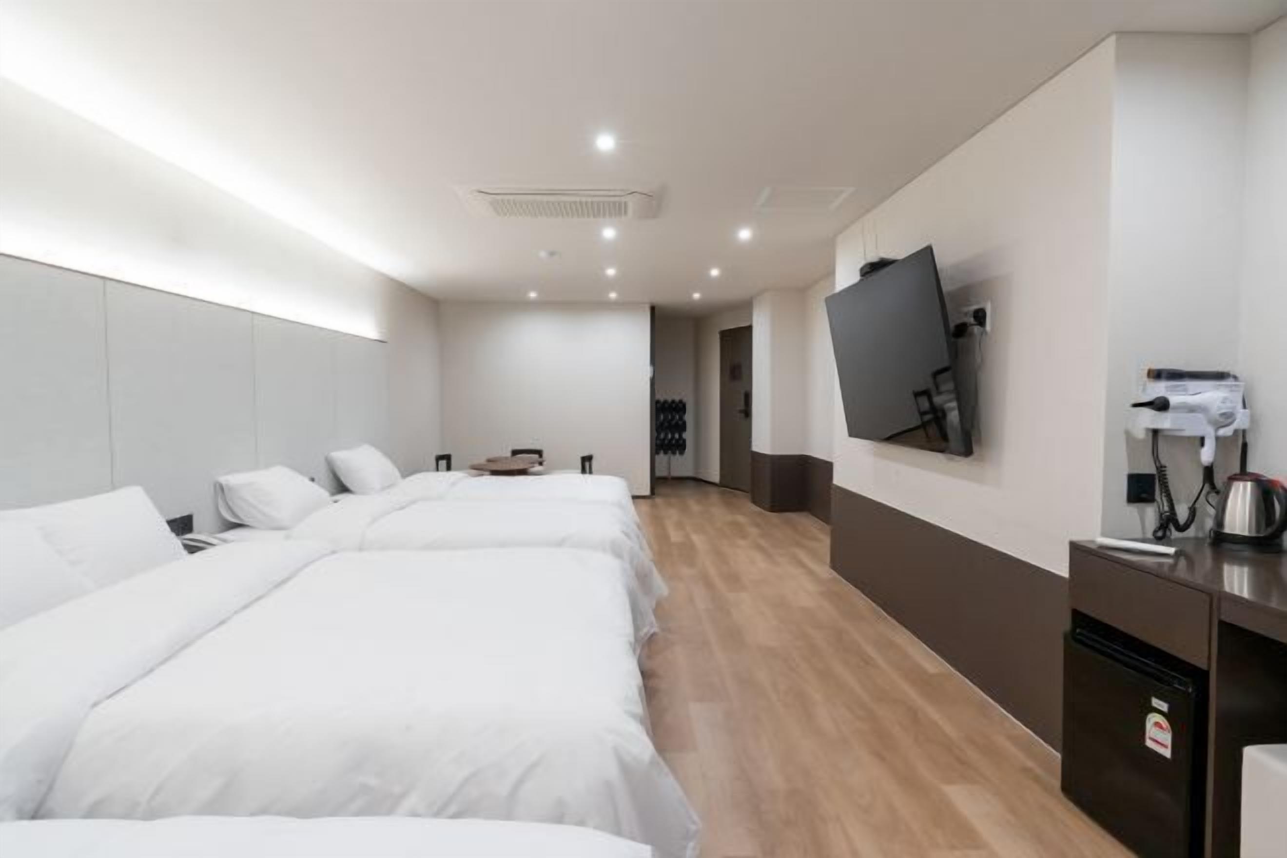 Down duvets, minibar, bed sheets