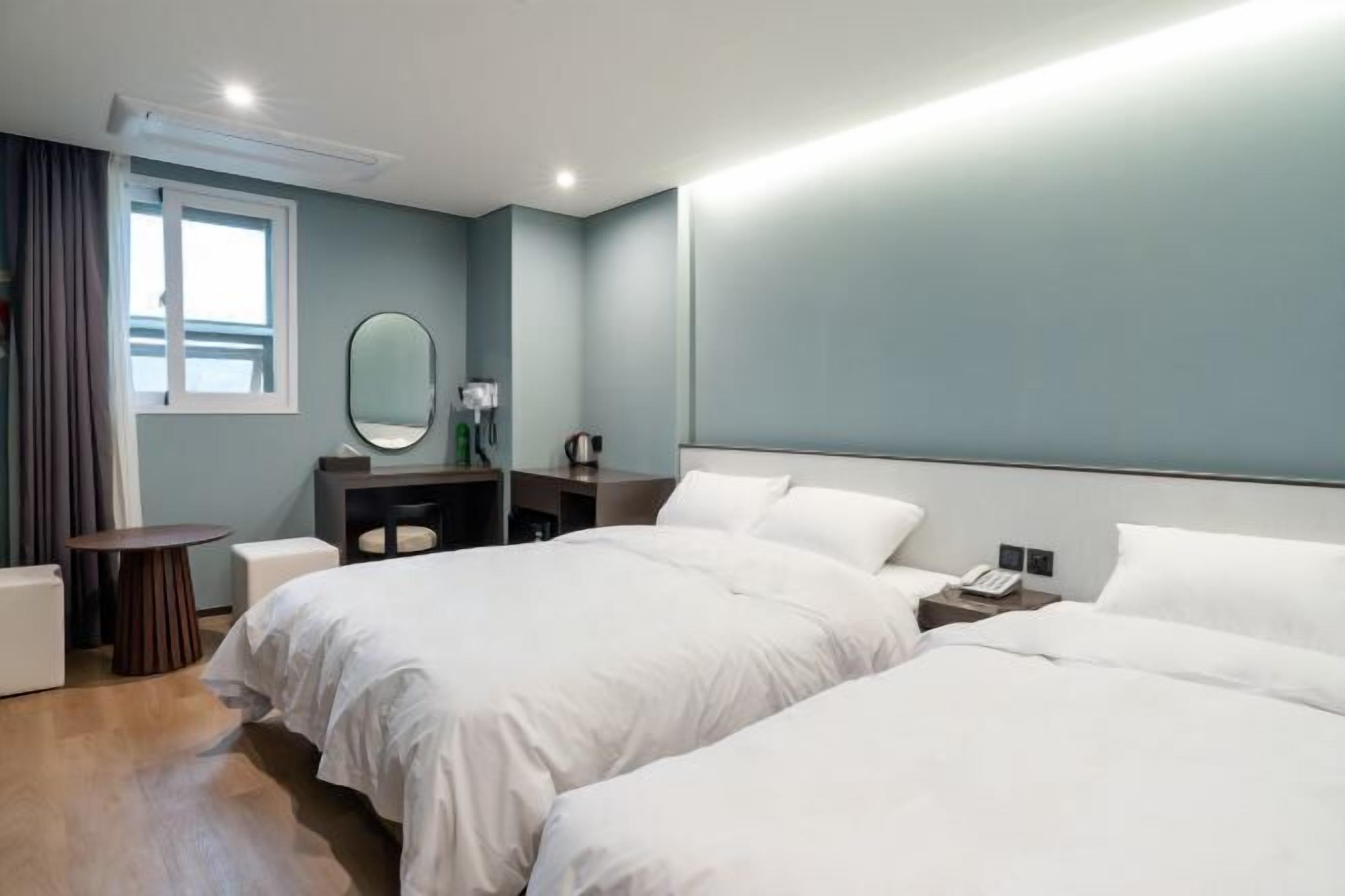 Down duvets, minibar, bed sheets