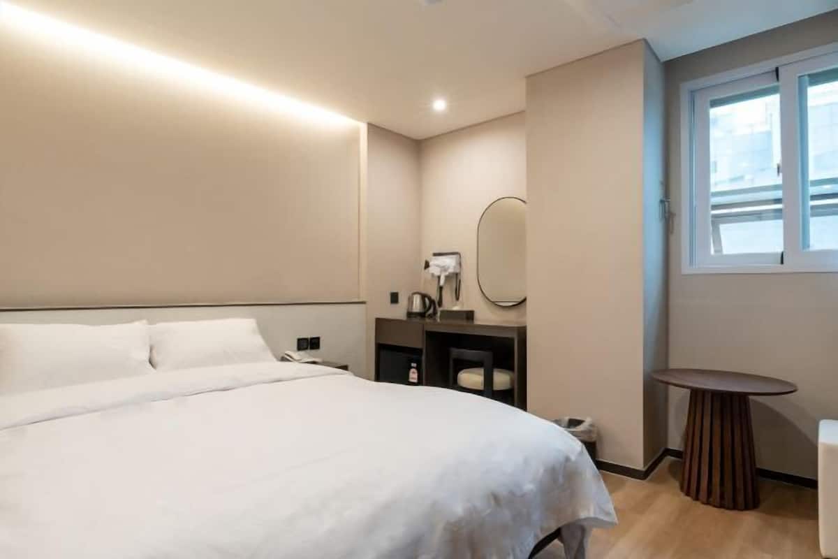 Edredón, minibar y ropa de cama
