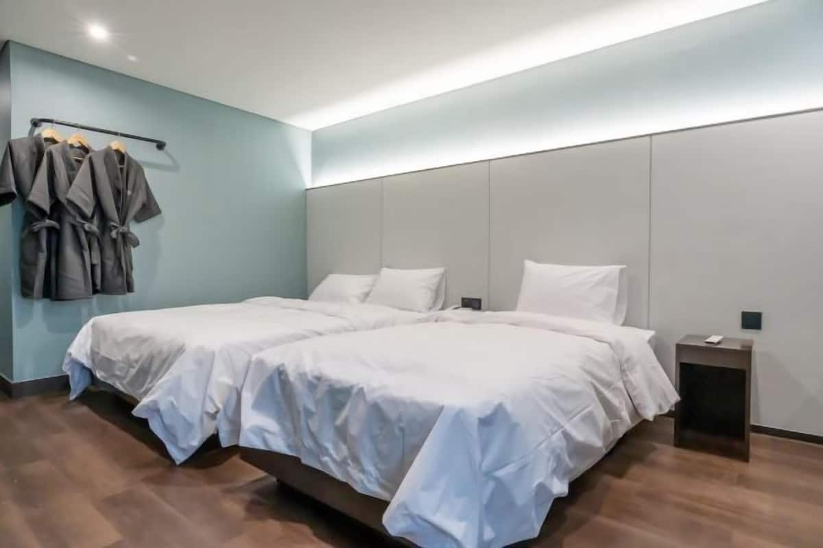 Edredón, minibar y ropa de cama