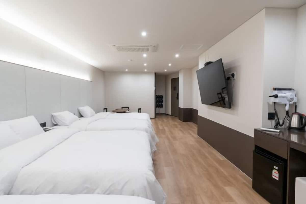 Edredón, minibar y ropa de cama