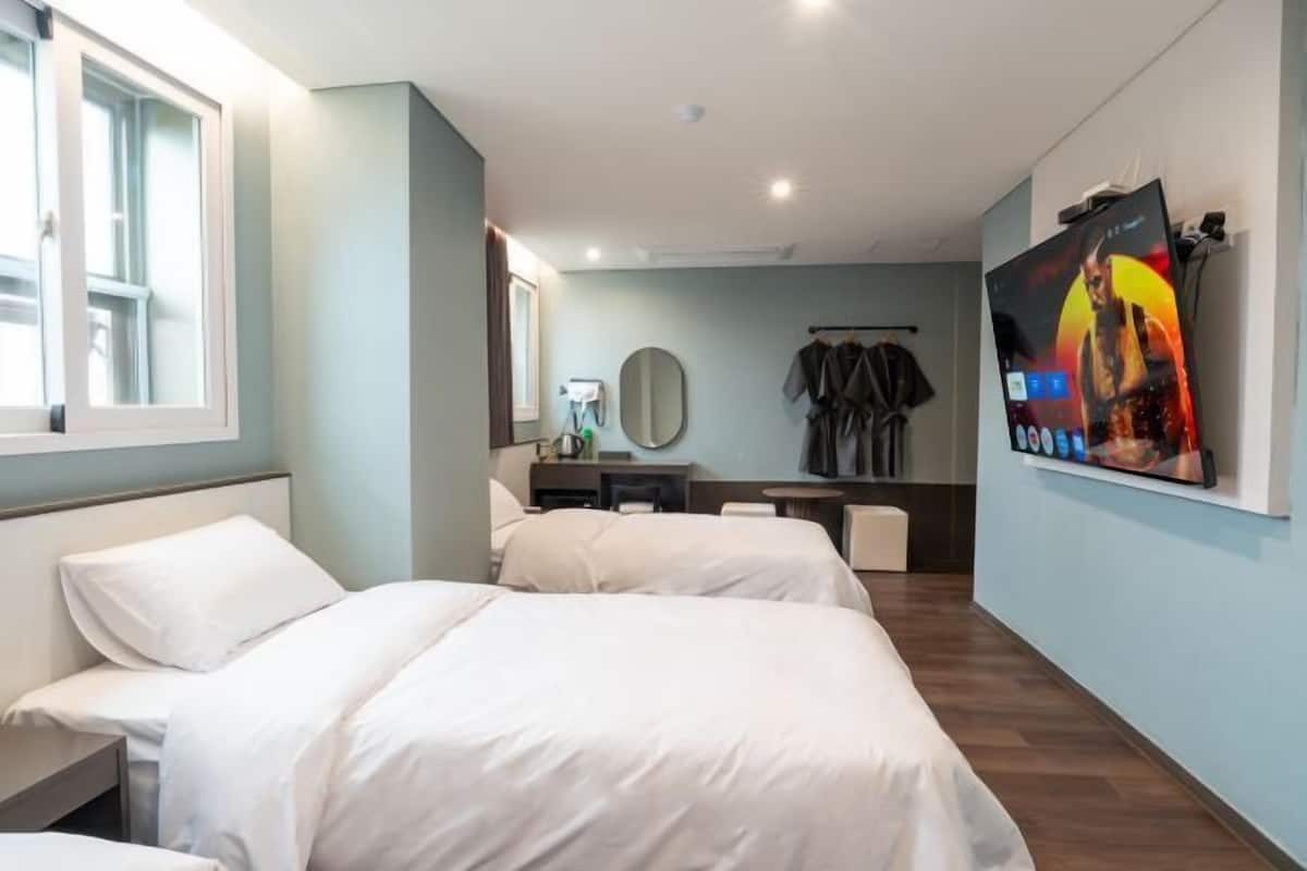 Edredón, minibar y ropa de cama