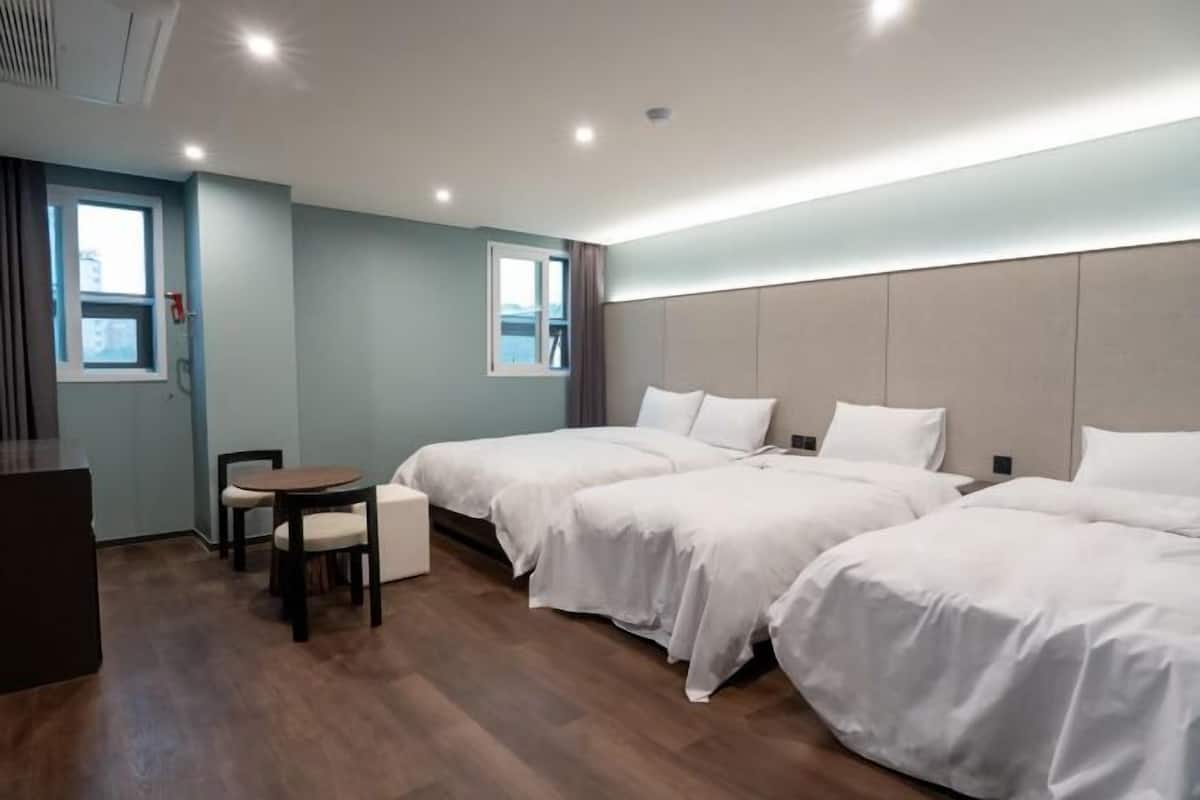Edredón, minibar y ropa de cama