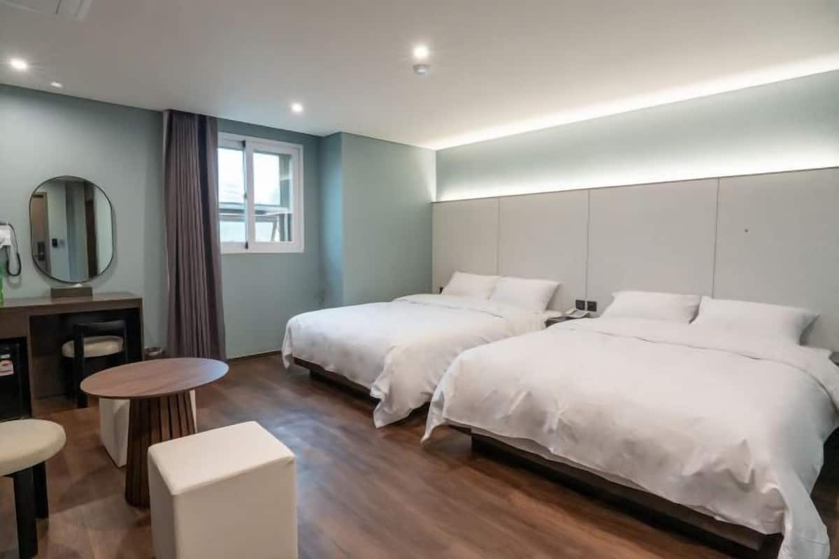Edredón, minibar y ropa de cama
