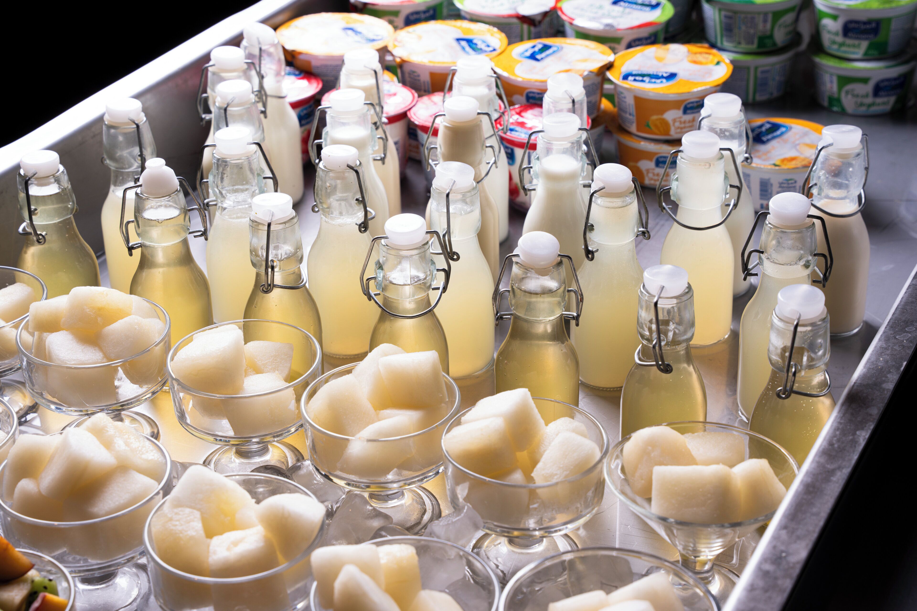 Une variété de produits laitiers, notamment des bouteilles de lait, des pots de yaourt et des coupes de glace.