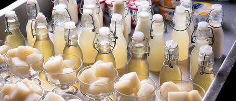 Une variété de produits laitiers, notamment des bouteilles de lait, des pots de yaourt et des coupes de glace.