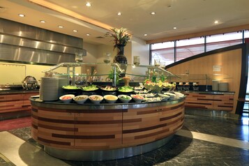 2 restaurants, breakfast served
