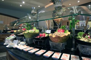 Se ofrece un desayuno bufé todos los días (por un coste adicional)