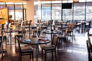2 restaurants, breakfast served