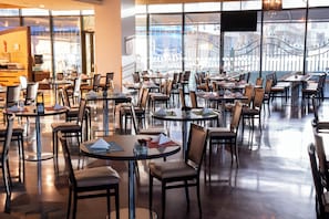 2 restaurants, breakfast served