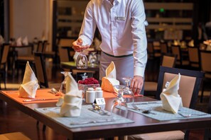 2 restaurantes; se sirven desayunos 