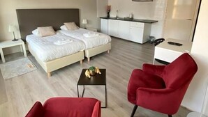 Kamar Double Basic | Meja kerja, kedap suara, dan setrika/meja setrika