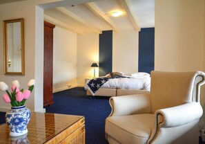 Junior Suite | Desk, soundproofing, iron/ironing board, cribs/infant beds - Hotel Bridges House (Delft)