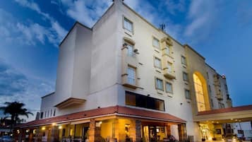 Vista frontal de la propiedad