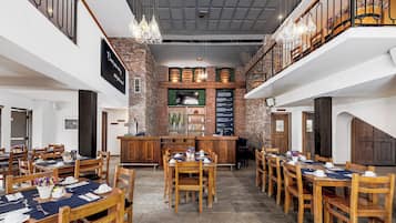 供應早餐、午餐及晚餐