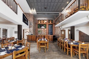 Petit déjeuner, déjeuner et dîner servis sur place