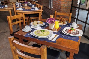 Café da manhã, almoço e jantar