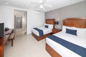 Suite junior, 2 camas dobles (European Plan) | 1 dormitorio, minibar, caja fuerte y escritorio