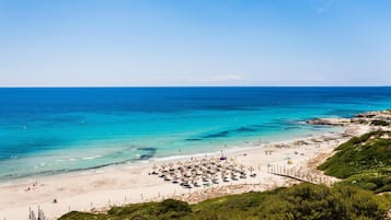 Una spiaggia nelle vicinanze, teli da spiaggia, vela