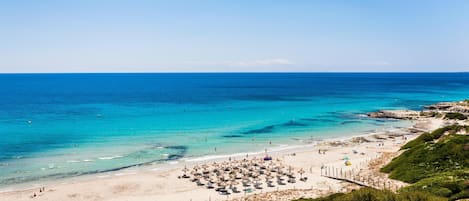 Beach nearby, beach towels, sailing