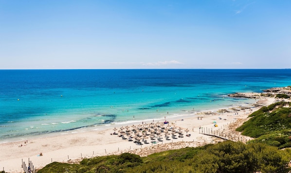 Ubicación cercana a la playa, toallas de playa y vela