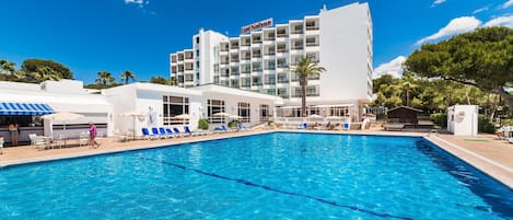 Outdoor pool, pool umbrellas, sun loungers