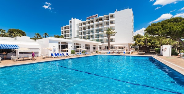 Outdoor pool, pool umbrellas, sun loungers