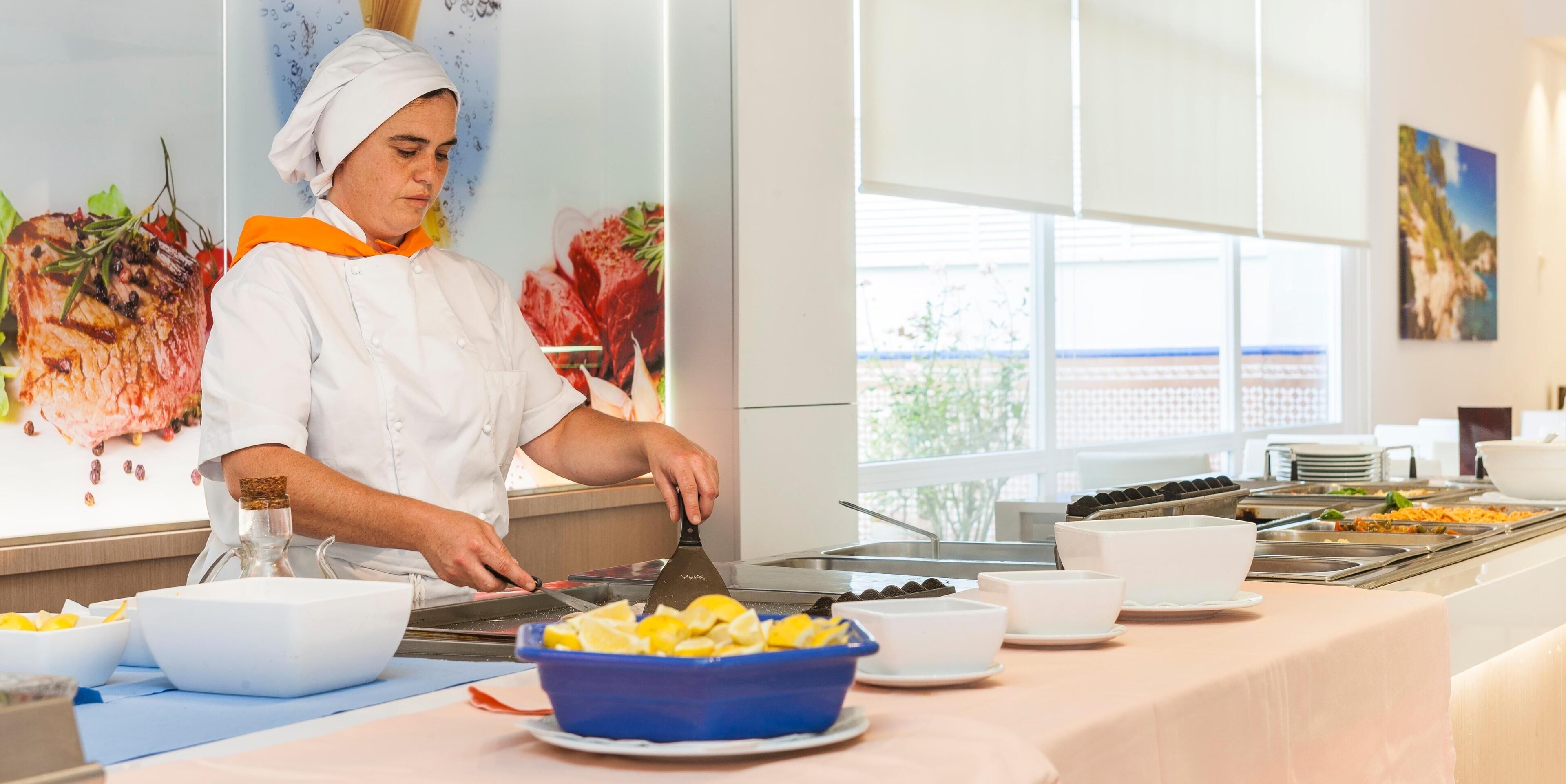 Ein reichhaltiges Buffet mit verschiedenen Speisen und einem Koch, der kocht.
