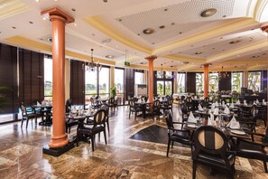 Petit-déjeuner, déjeuner et dîner servis sur place, vue sur la piscine