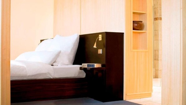 Literie de qualité, lit avec matelas Tempur-Pedic, minibar