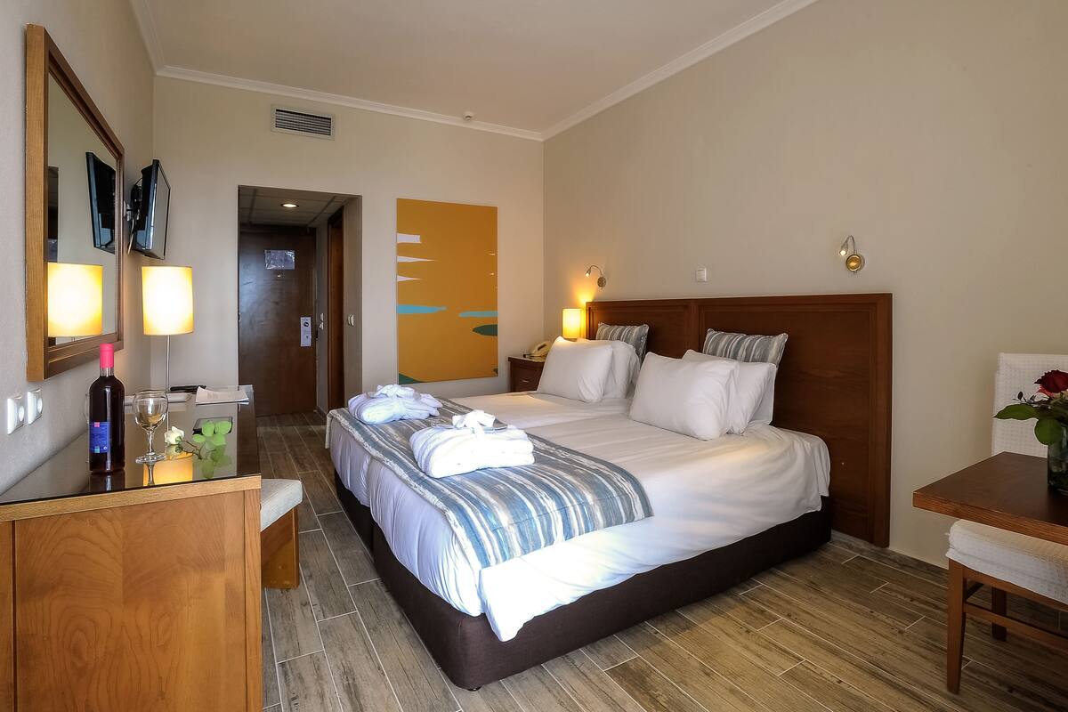 Minibar, coffres-forts dans les chambres, bureau, chambres insonorisées