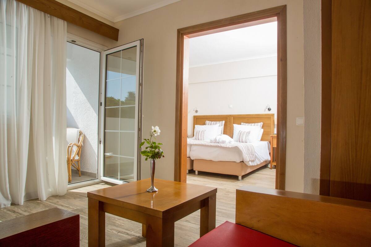 Suite Junior, 1 chambre, vue cour intérieure | Coin séjour