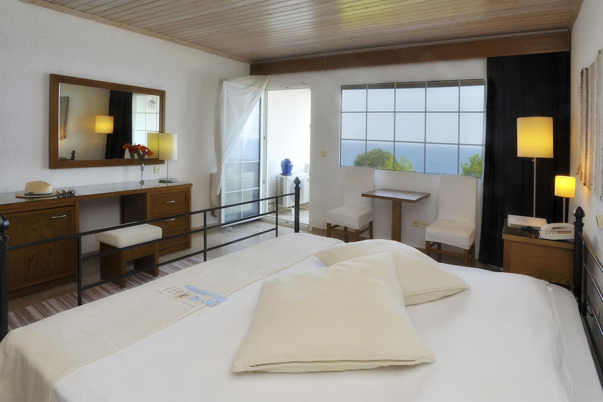 Suite, vista mare | Minibar, una cassaforte in camera, una scrivania, insonorizzazione