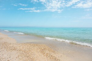Playa privada, sillas reclinables de playa, sombrillas, toallas de playa