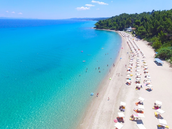 Plage privée, cabines (en supplément), chaises longues, parasols