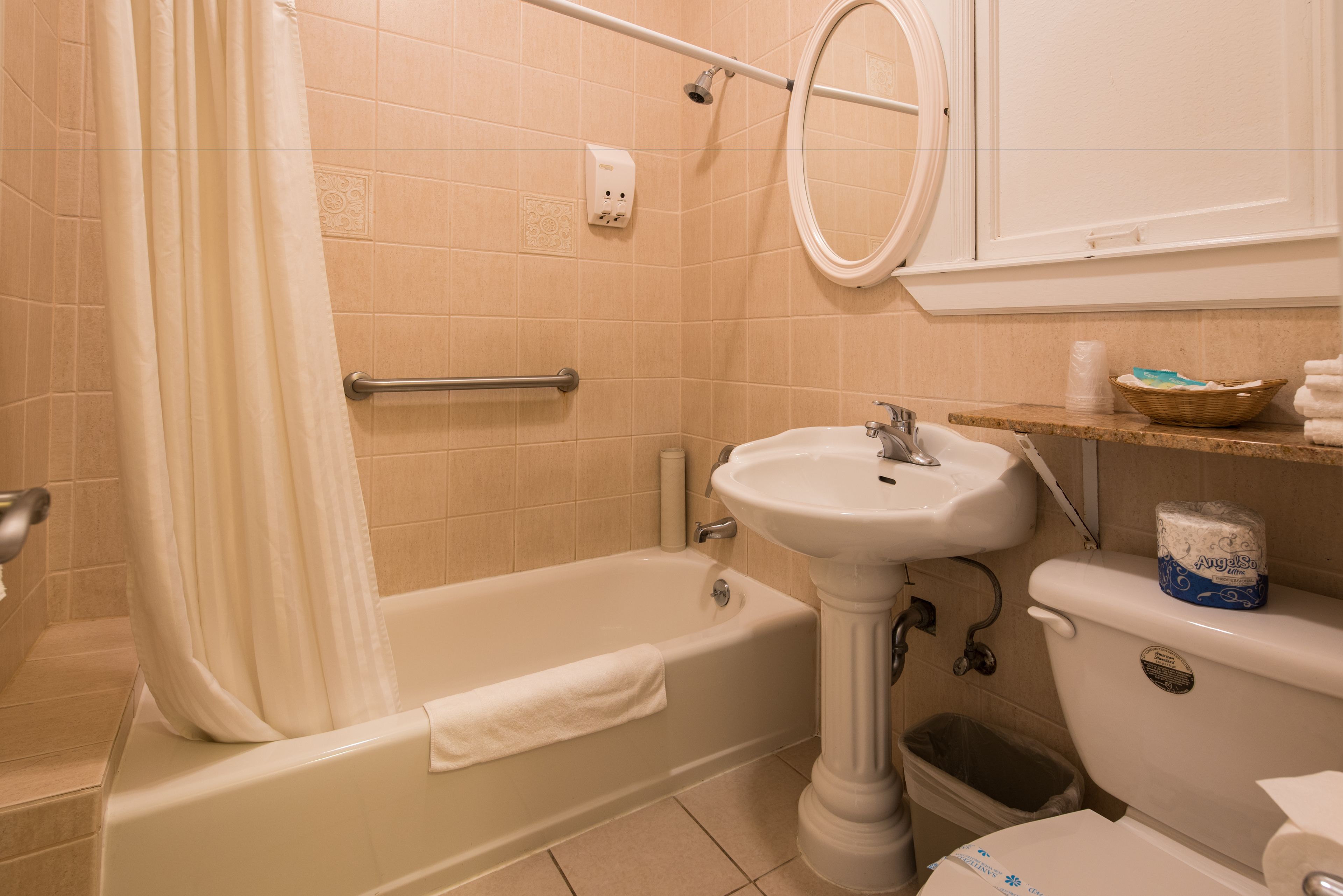 room, 1 queen bed | bathroom | combined shower/bathtub, hair dryer, towels