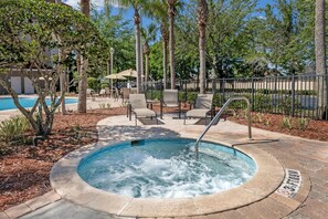 Outdoor pool, open 8:00 AM to 11:00 PM, pool umbrellas, pool loungers - Best Western Plus Orlando Lake Buena Vista South Inn & Suites (Kissimmee)
