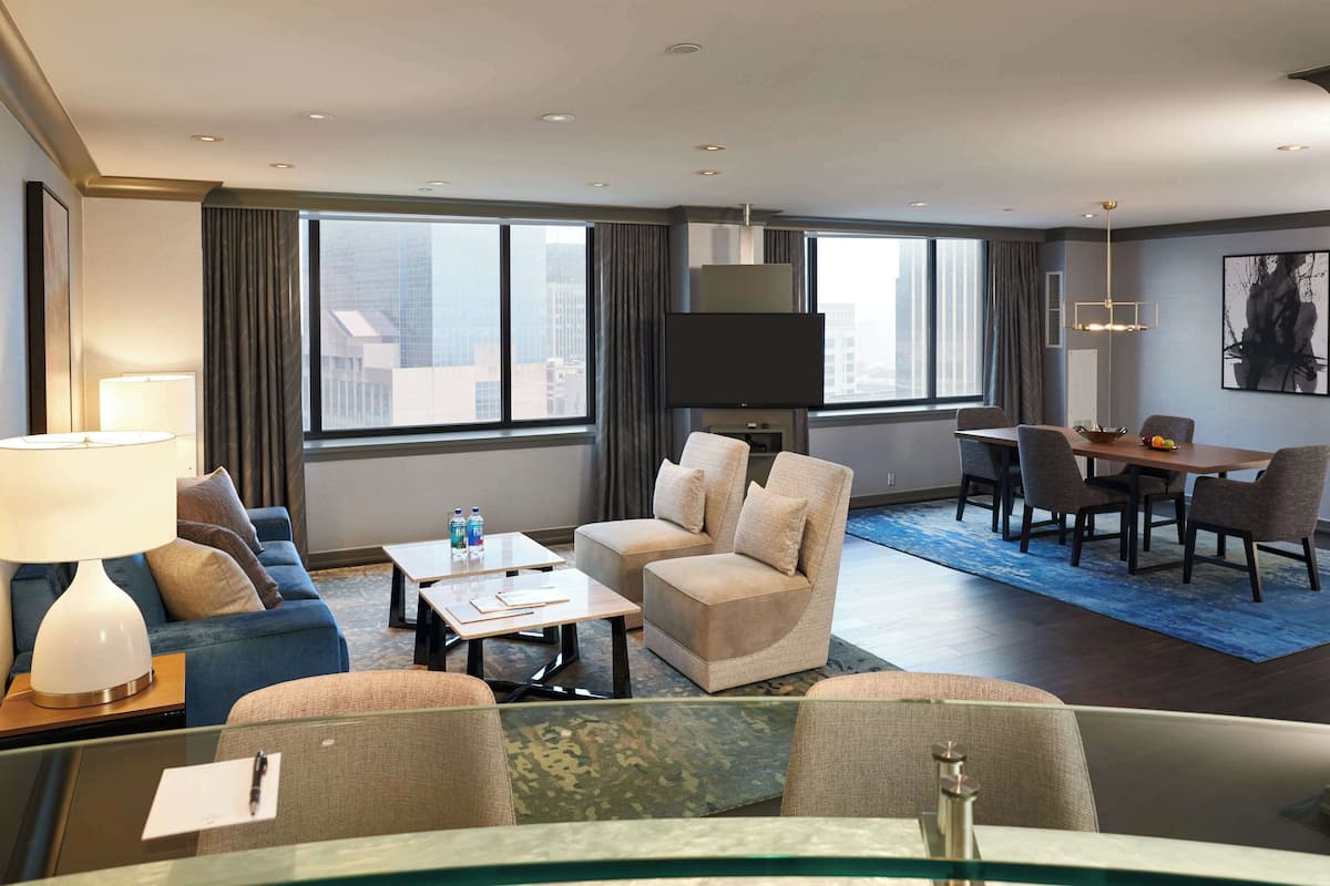Suite, 1 Bedroom (Encore) | Ruang tamu | 42 inci televisyen skrin rata dengan kabel, TV, stesen dok iPod
