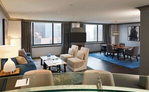 Suite, 1 soverom (Encore) | Oppholdsområde | En 42-tommers Flatskjerm-TV med kabel-kanaler samt TV