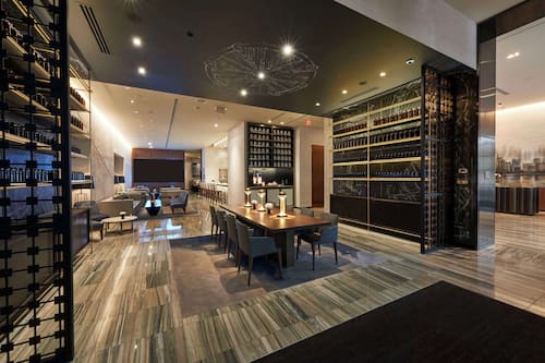 2 Bars/Lounges